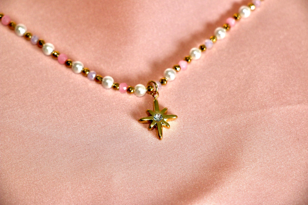 Collier doré en forme de vague Queen Créa Paris
Boucles d’oreilles pendantes avec perles nacrées
Bracelet fin en chaîne dorée pour femme élégante
Coffret bijou édition limitée Queen Créa Paris
Photo ambiance collection Reine Sauvage – Queen Créa Paris