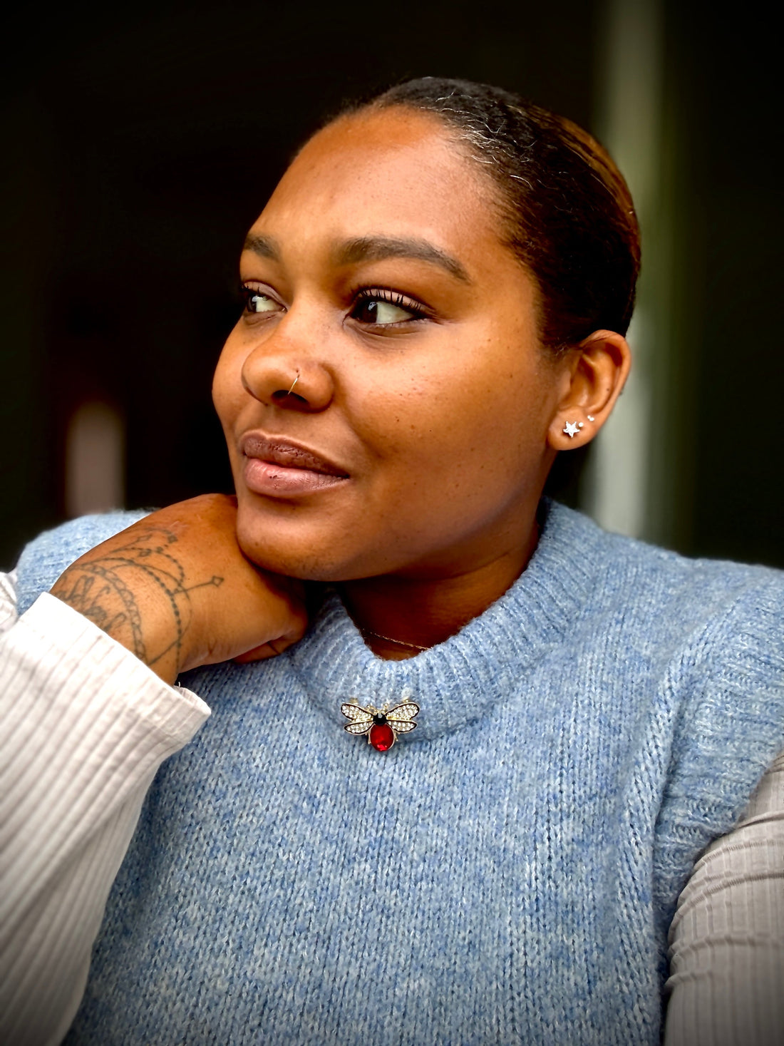 ✨ La broche : l’accessoire oublié qui signe le retour de la féminité audacieuse