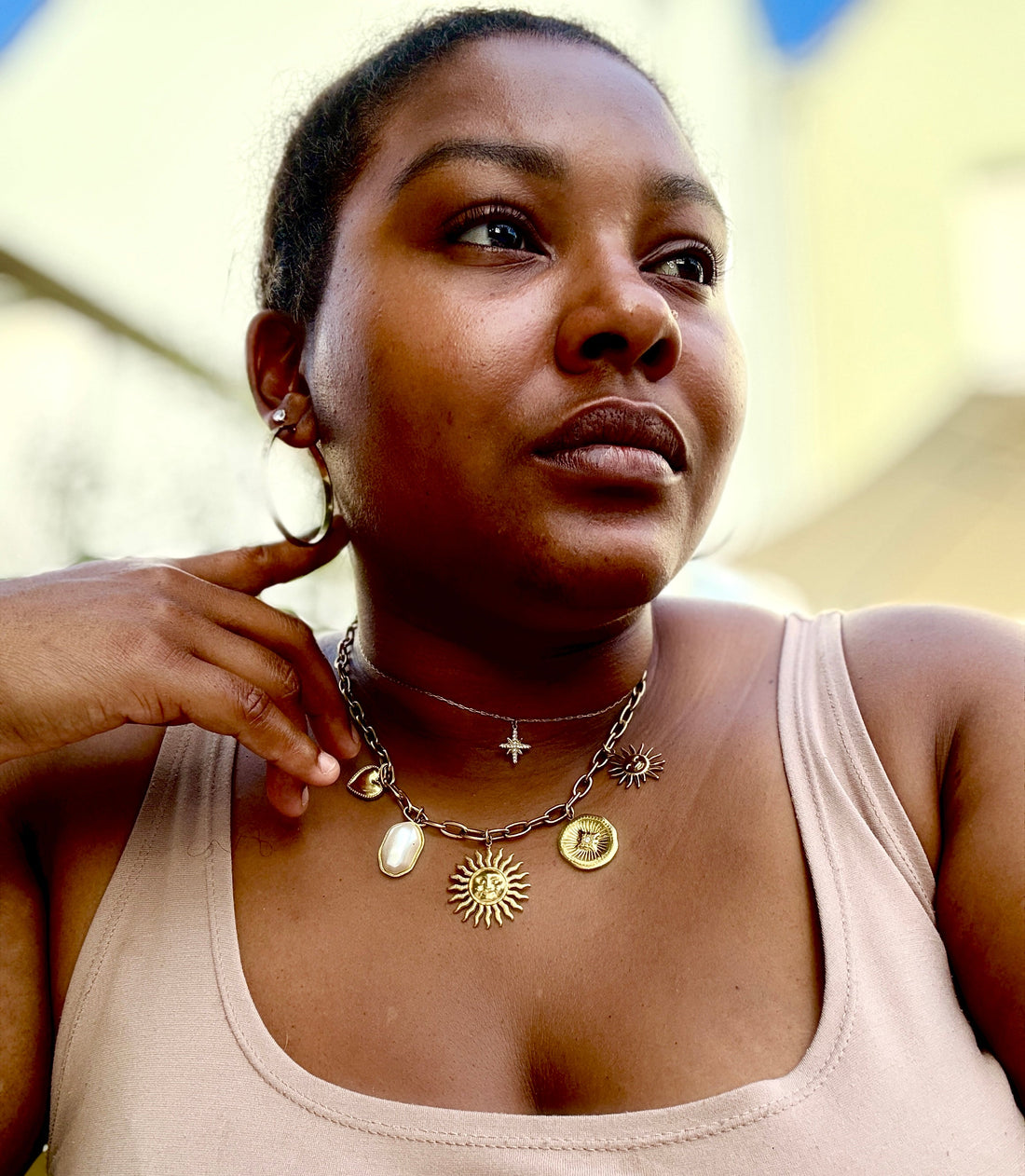 La superposition des bijoux et des styles : l’art d’exprimer ta singularité
