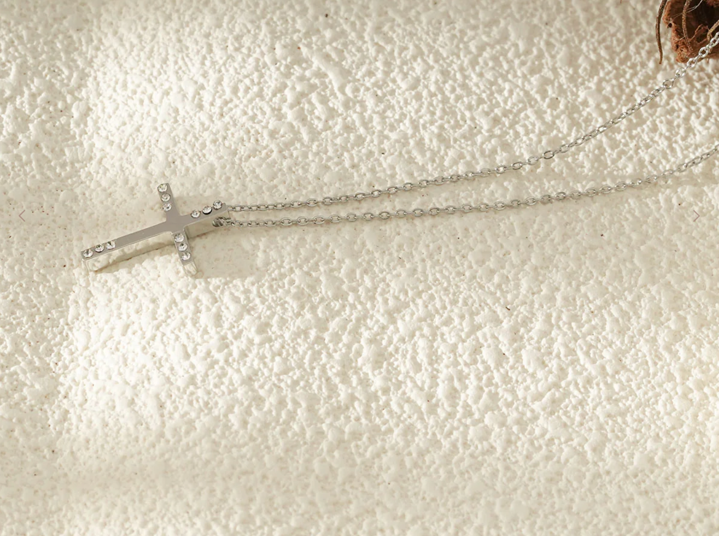 Collier doré en forme de vague Queen Créa Paris  
Boucles d’oreilles pendantes avec perles nacrées  
Bracelet fin en chaîne dorée pour femme élégante  
Coffret bijou édition limitée Queen Créa Paris  
Photo ambiance collection Reine Sauvage – Queen Créa Paris