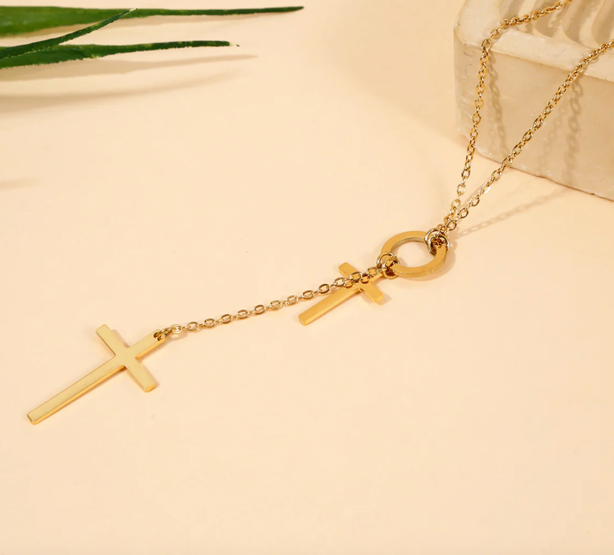 Collier doré en forme de vague Queen Créa Paris  
Boucles d’oreilles pendantes avec perles nacrées  
Bracelet fin en chaîne dorée pour femme élégante  
Coffret bijou édition limitée Queen Créa Paris  
Photo ambiance collection Reine Sauvage – Queen Créa Paris
