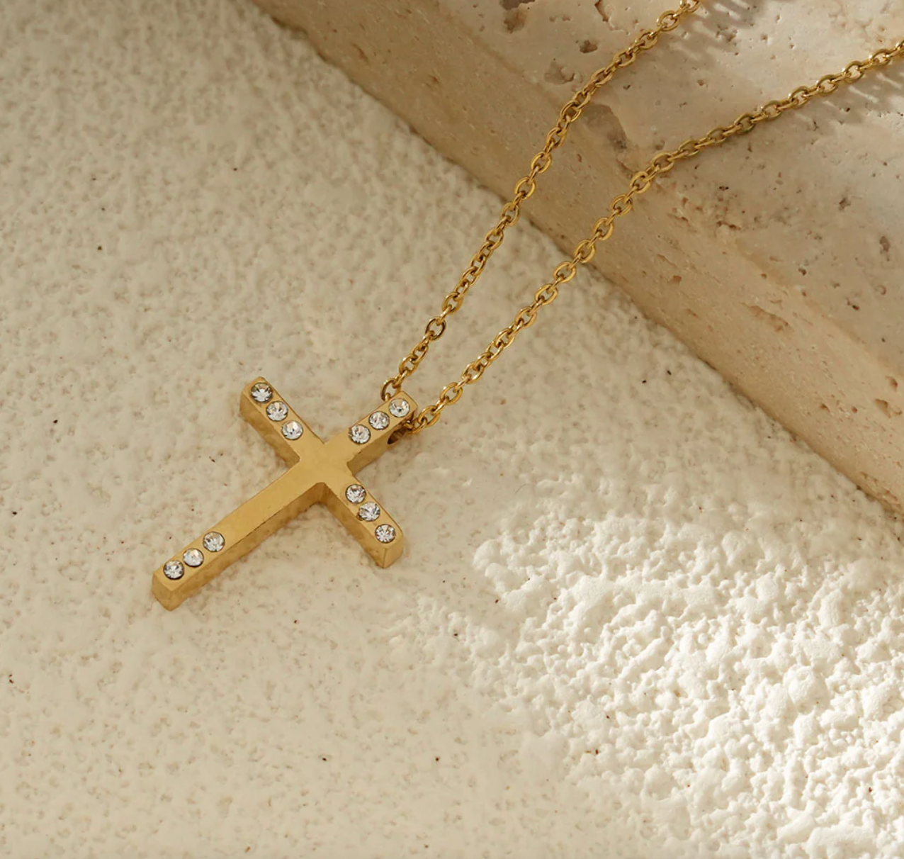 Collier doré en forme de croix Queen Créa Paris  
Boucles d’oreilles pendantes avec perles nacrées  
Bracelet fin en chaîne dorée pour femme élégante  
Coffret bijou édition limitée Queen Créa Paris  
Photo ambiance collection Reine Sauvage – Queen Créa Paris