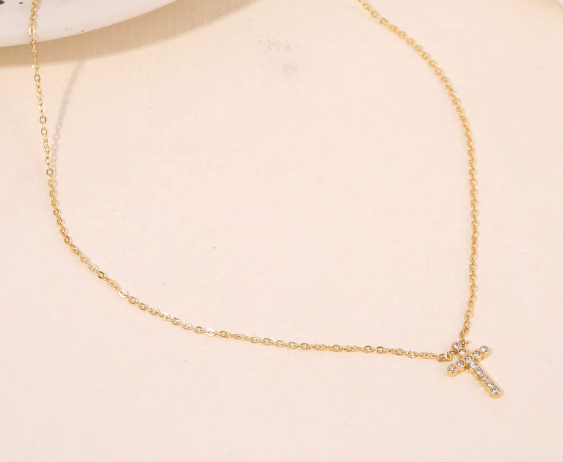 Collier doré en forme de vague Queen Créa Paris  
Boucles d’oreilles pendantes avec perles nacrées  
Bracelet fin en chaîne dorée pour femme élégante  
Coffret bijou édition limitée Queen Créa Paris  
Photo ambiance collection Reine Sauvage – Queen Créa Paris
