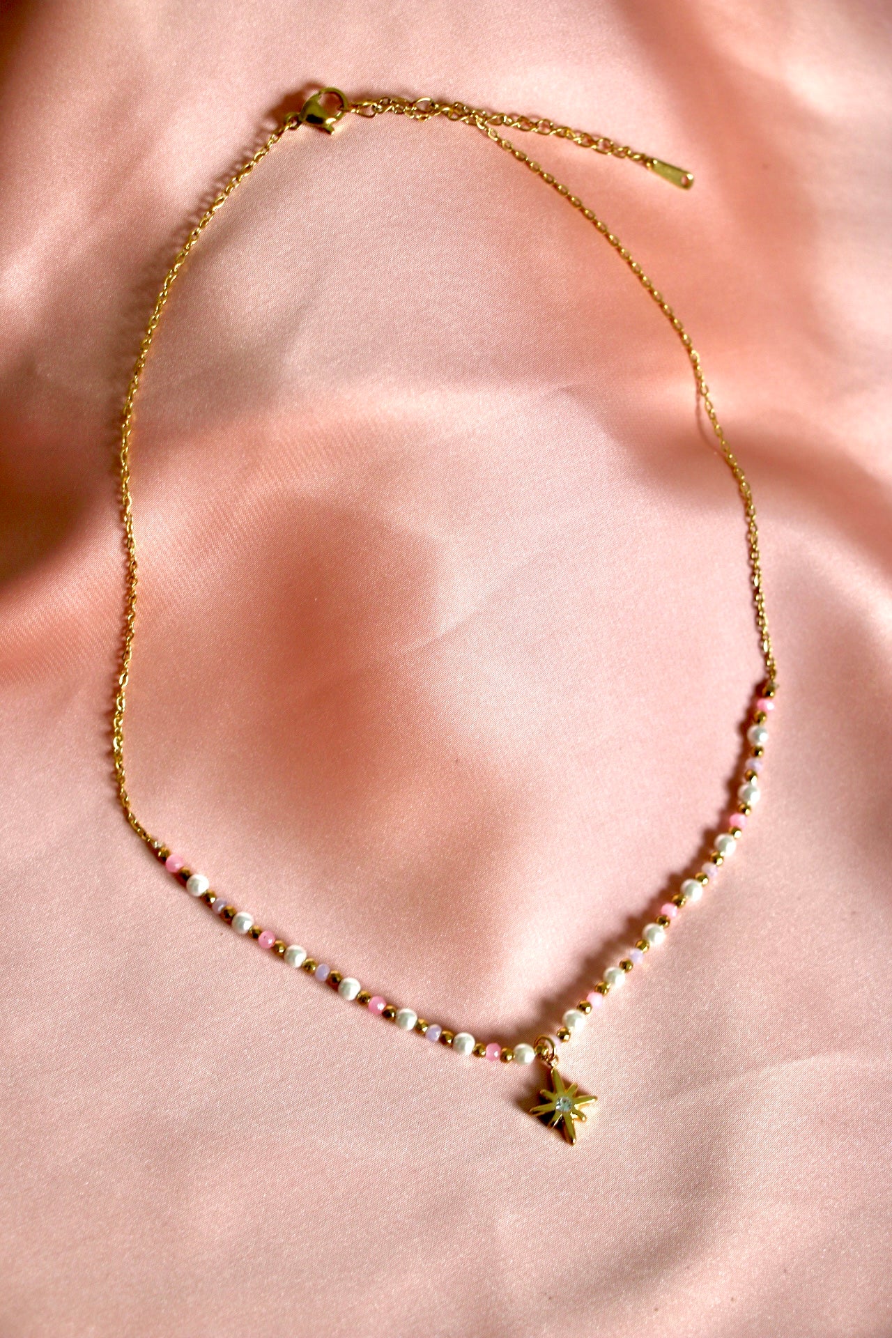 Collier doré en forme de vague Queen Créa Paris  
Boucles d’oreilles pendantes avec perles nacrées  
Bracelet fin en chaîne dorée pour femme élégante  
Coffret bijou édition limitée Queen Créa Paris  
Photo ambiance collection Reine Sauvage – Queen Créa Paris
