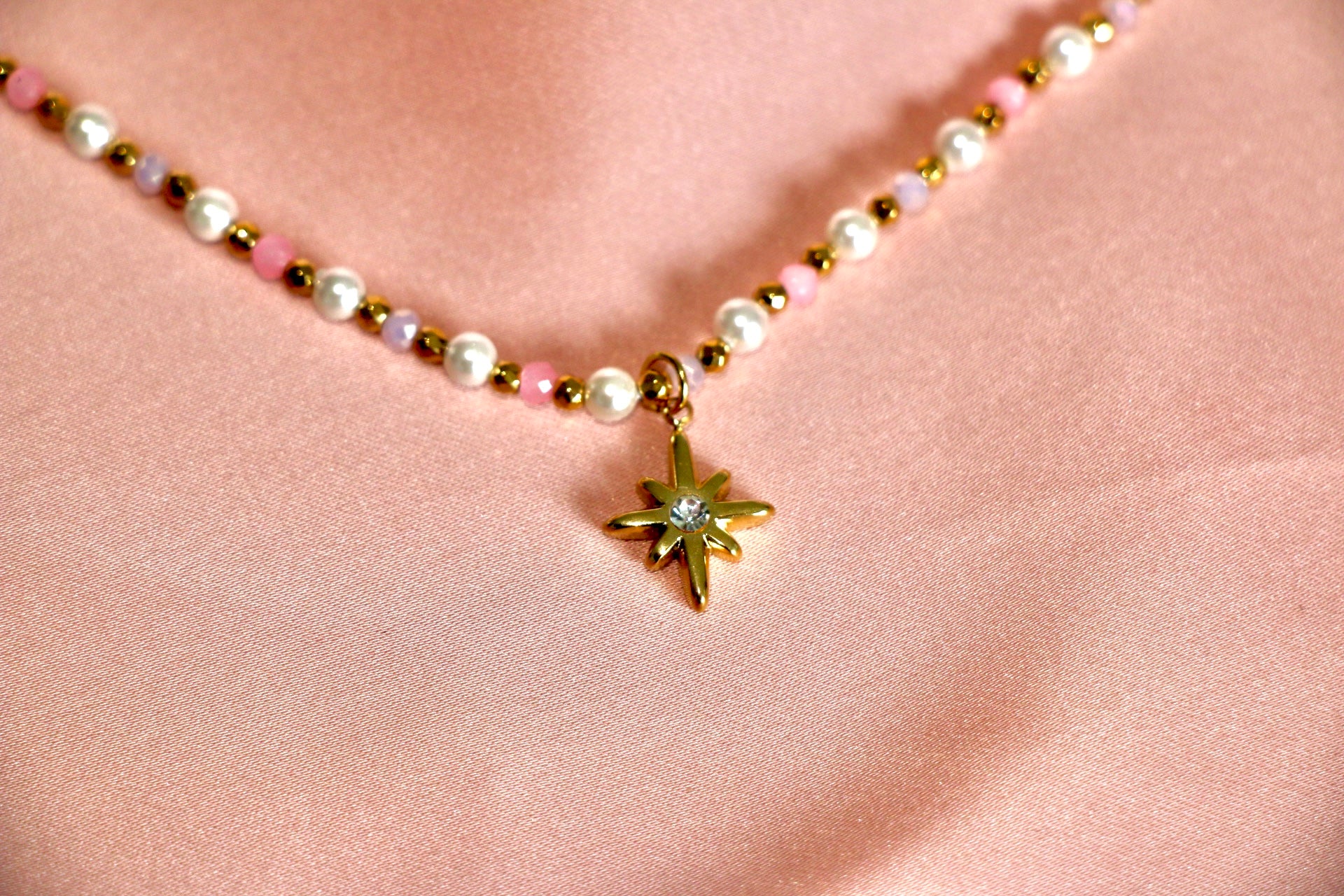 Collier doré en forme de vague Queen Créa Paris  
Boucles d’oreilles pendantes avec perles nacrées  
Bracelet fin en chaîne dorée pour femme élégante  
Coffret bijou édition limitée Queen Créa Paris  
Photo ambiance collection Reine Sauvage – Queen Créa Paris
